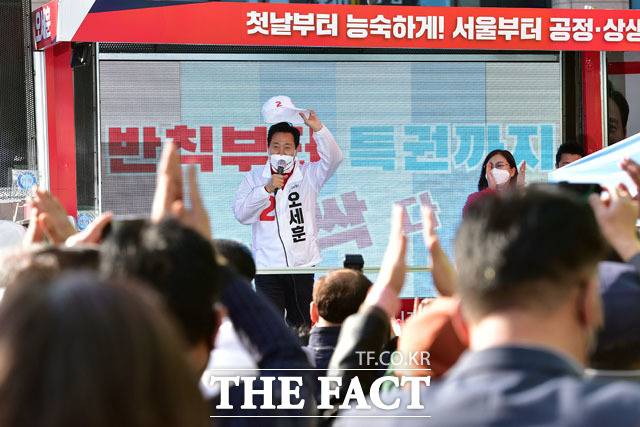 다시 인사할 땐? 모자를 벗는 것이 예의.