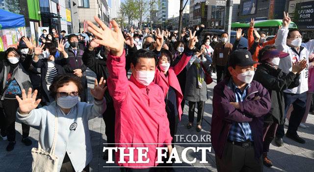 예의 바른 오세훈 후보에게 환호 보내는 시민들.