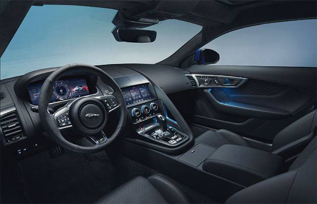 센터패시아에는 12.3인치 클러스터(계기판)와 10인치 터치스크린이 탑재됐다. 애플 카플레이와 안a드로이드 오토가 지원되며, 무선으로 차량 소프트웨어를 업데이트 할 수 있는 SOTA 기능도 탑재됐다. 사진 재규어랜드로버코리아