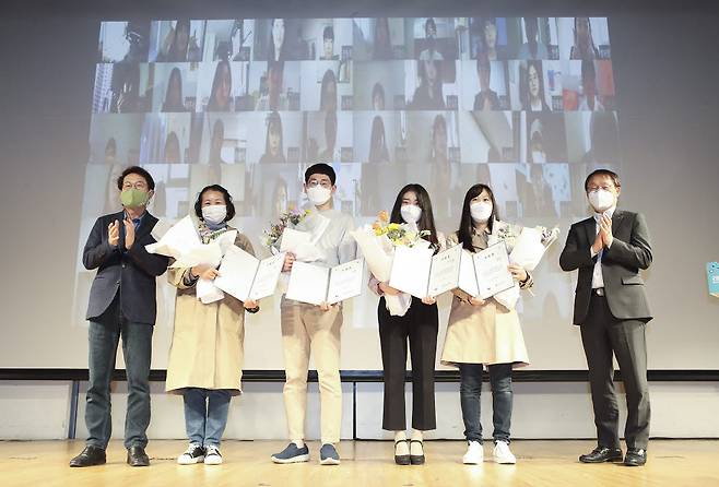 조희연 서울시 교육감(왼쪽 첫번째)와 학부모, 대학생 멘토, 구현모 KT 대표(오른쪽)가랜선야학 1기 수료식에 참석했다.