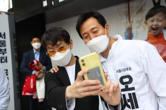 오세훈 국민의힘 서울시장 후보가 지난 4일 서울 광진구 어린이대공원 앞에서 '청년 마이크' 행사를 열고 청년들과 사진을 찍고 있다. / 사진=오세훈 후보 페이스북 갈무리