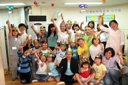 고 강명순(맨 앞줄 가운데) 목사가 2013년 세계빈곤퇴치회 이사장 시절 서울 신월동지역아동센터를 방문해 아이들과 즐거운 한때를 보내고 있다. 부스러기사랑나눔회 제공