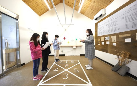 소중 학생기자단에게 골목 놀이의 변천사를 설명하는 이지은 (주)헤리티지프로젝트 대표.