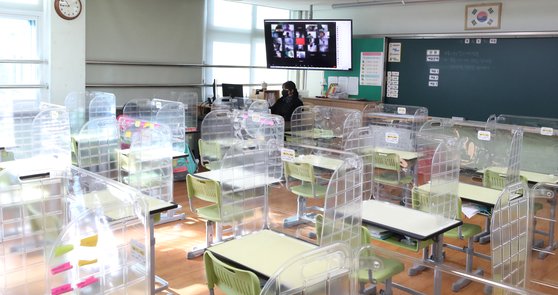 지난해 12월 15일 인천의 한 초등학교에서 교사가 원격수업 준비를 하고 있다. 뉴스1