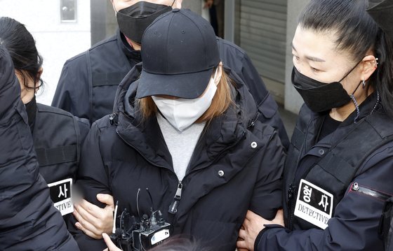 지난달 17일 오후 경북 구미경찰서에서 3세 여아 사망사건의 친모인 A씨가 호송 차량으로 이동하고 있다. 연합뉴스