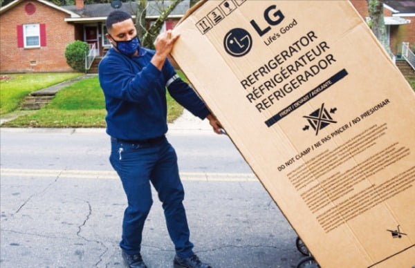 LG전자는 미국 노스캐롤라이나주 샬럿 지역의 어려운 이웃을 돕기 위해 냉장고 등 가전제품을 기부했다.  LG 제공