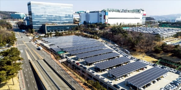 삼성전자 기흥캠퍼스 주차타워에 설치된 태양광 발전 시설.  삼성전자 제공