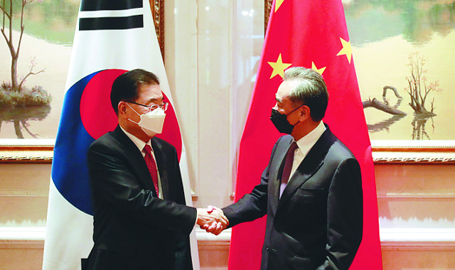 정의용(왼쪽) 외교부 장관과 왕이 중국 외교부장이 중국 푸젠성 샤먼에서 한·중 외교장관 회담을 시작하기 전에 악수하고 있는 모습. 연합뉴스