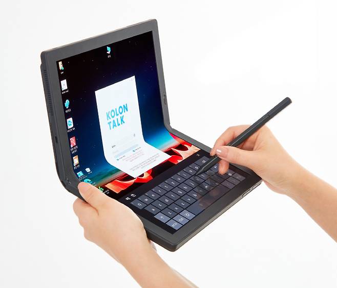 코오롱인더의  CPI필름이 적용된 레노버 X1폴드 노트북은 터치펜을 이용해 노트북을 사용할 수 있다. [사진제공=코오롱인더스트리]