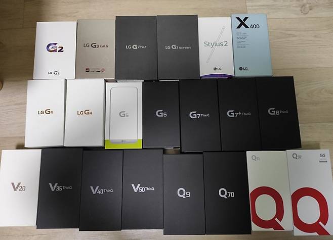 독자 A씨가 보관 중인 LG전자 스마트폰과 포장 상자. [독자 A씨 제공]