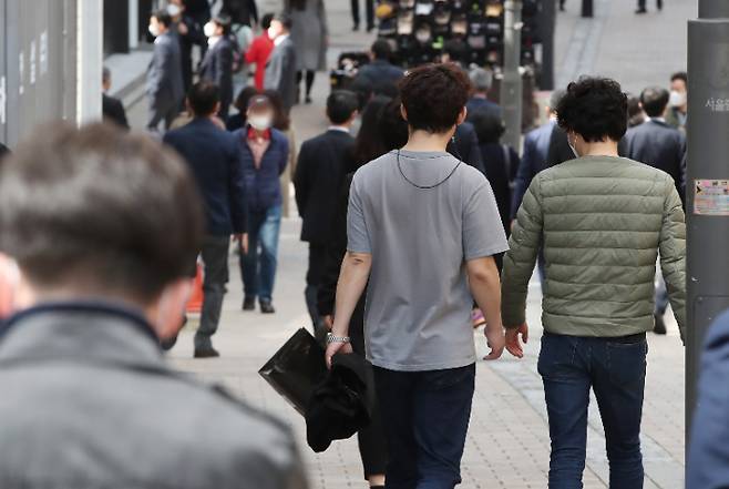 거리를 걷고 있는 시민들. 연합뉴스