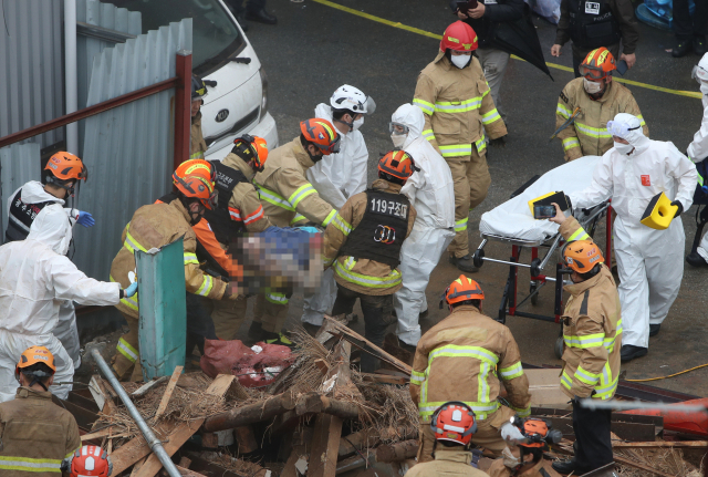 4일 오후 광주 동구 계림동 주택가에서 철거 중에 건물이 붕괴해 119 구조대원 등이 매몰자를 구조하고 있다./연합뉴스