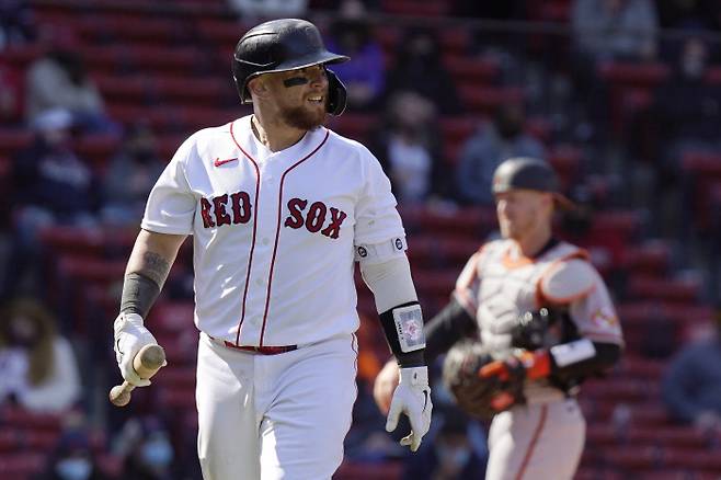 보스턴 크리스티안 바스케스가 5일 볼티모어전에서 삼진을 당한 뒤 더그아웃으로 돌아오고 있다. | AP연합뉴스