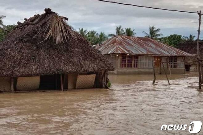 2021년 4월4일(현지시간) 인도네시아 플로레스섬과 인근 동티모르에서 최소 13명이 숨진 홍수와 산사태가 발생해 물에 잠긴 주택의 모습이 보인다. © AFP=뉴스1 © News1 우동명 기자