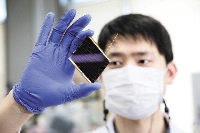 울산과학기술원(UNIST) 연구진이 세계 최고 효율을 달성한 페로브스카이트 태양전지를 들어 보였다. UNIST 제공
