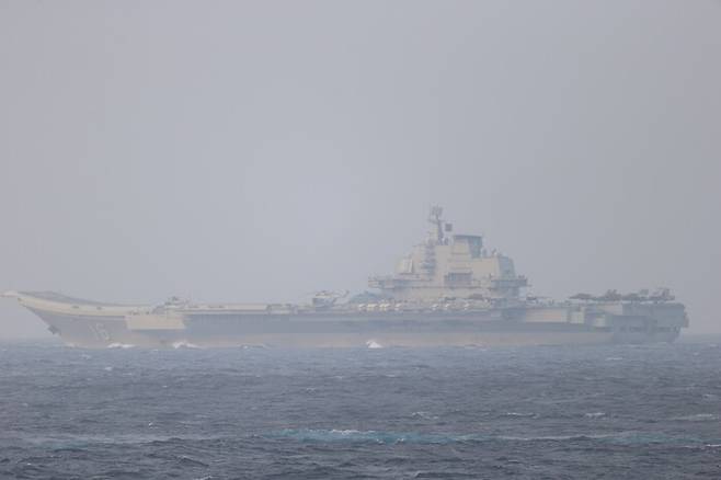 중국 랴오닝호가 이끄는 항공모함 전단이 지난 3일 동중국해와 서태평양을 잇는 일본 오키나와 인근 미야코 해협을 통하는 모습을 일본 자위대가 촬영해 4일 방위성 통합막료감부(합참)가 공개한 모습. 로이터 연합뉴스