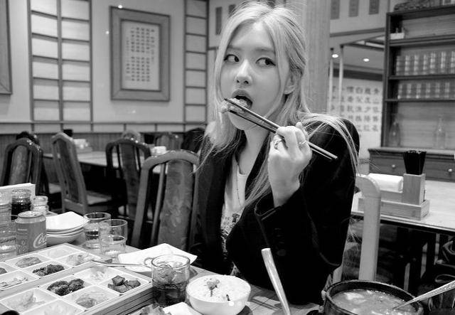로제는 쌀밥을 먹고 무대에 오르는 것이 자신의 징크스라고 밝혔다. 로제 SNS