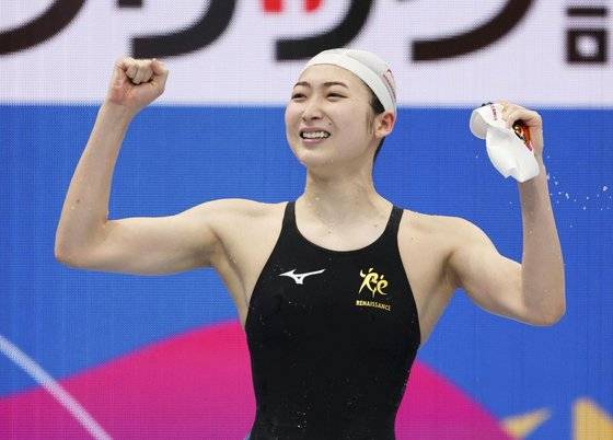 이케에 리카코가 지난 5일 열린 일본 수영선수권대회 100m 접영 결승에서 기록을 확인한 뒤 환호하고 있다. 연합뉴스 제공