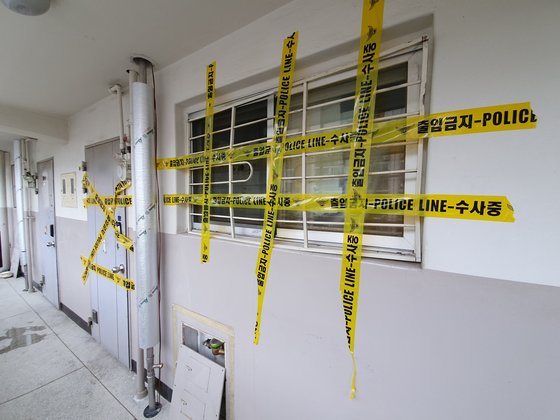 지난 25일 서울 노원구 중계동의 한 아파트에서 세 모녀가 살해 당하는 사건이 발생했다. 28일 찾아간 범행 현장에는 외부인의 출입을 막고자 대문과 창문에 경찰이 부착한 출입금지 테이프가 붙어있다. 이가람 기자
