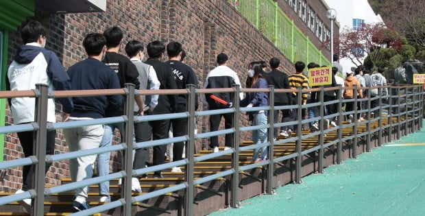 6일 오후 대전 동구에 위치한 고등학교에서 학생들이 전수조사를 받기 위해 선별진료소로 향하고 있다. /사진=뉴스1