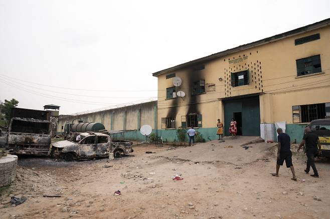 5일(현지시간) 무장단체가 공격한 나이지리아 오웨리 교도소의 모습. 오웨리|AP연합뉴스