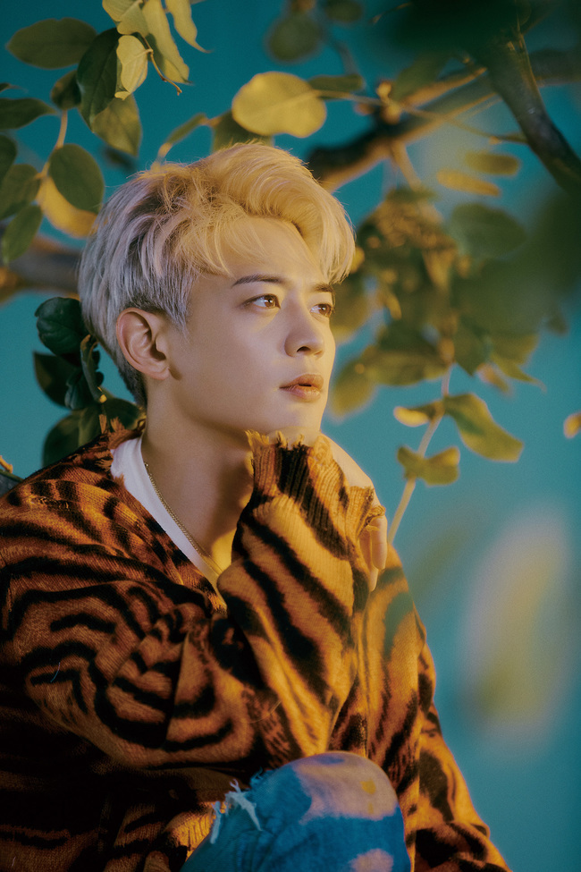 SHINee shows the aspect of King of the Clean End with the OOOOOOnew song Atlantis (Atlantis).SHINee Regular 7th Repackage Atlantis will be released soundtrack on various music sites at 6 p.m. on April 12, and it is expected to be a good response because it contains a total of 12 songs with three OOOOOOnew songs including the title song Atlantis, the same place, Days and Years (Days and Ears).In particular, the title song Atlantis is a pop dance song in which members cool vocals give a unique sense of refreshment to SHINee. The lyrics depict the deep feelings that they first encountered through their loved ones in comparison with the unknown world Atlantis, and the rapper Changmo participated in rap making and added charm.In addition, Atlantis choreography is expected to attract attention because it can meet the powerful performance of SHINee, a stage artisan, such as a variety of large-scale, deep-sea point gestures reminiscent of strong waves, composed of light and rhythmic movements in line with the OOOOOOnew song atmosphere and lyrics.Also, at 0:00 on the 6th, SHINee various SNS accounts, members OOOOOOOnew and Minhos Teaser Image were released and caught the attention.