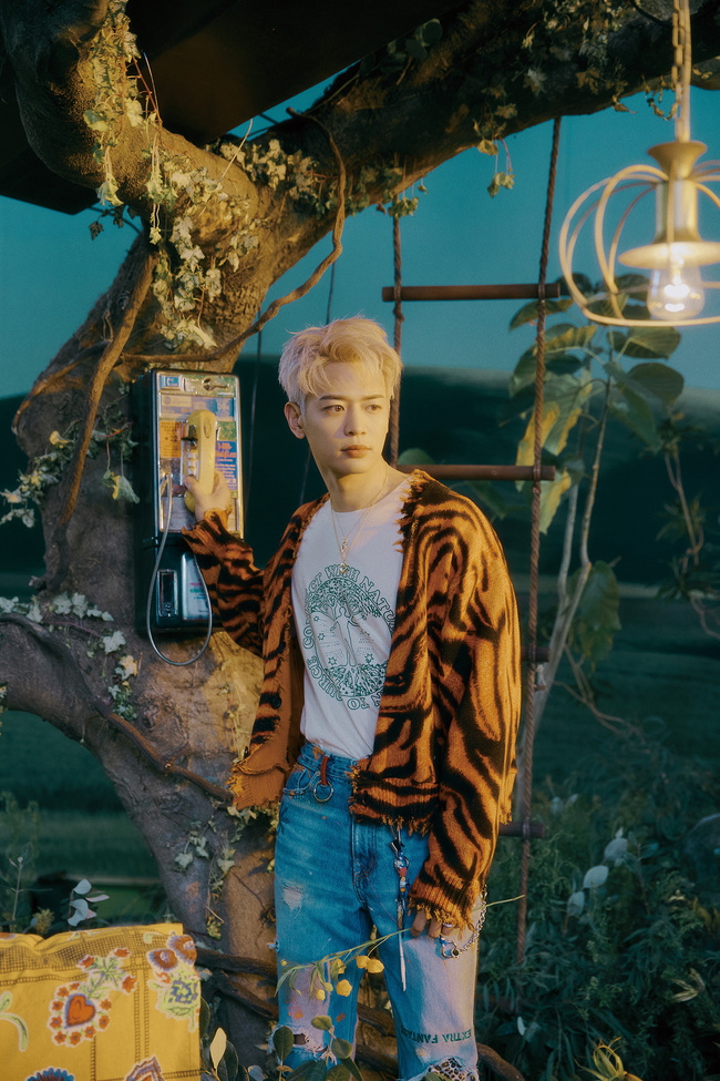 SHINee shows the aspect of King of the Clean End with the OOOOOOnew song Atlantis (Atlantis).SHINee Regular 7th Repackage Atlantis will be released soundtrack on various music sites at 6 p.m. on April 12, and it is expected to be a good response because it contains a total of 12 songs with three OOOOOOnew songs including the title song Atlantis, the same place, Days and Years (Days and Ears).In particular, the title song Atlantis is a pop dance song in which members cool vocals give a unique sense of refreshment to SHINee. The lyrics depict the deep feelings that they first encountered through their loved ones in comparison with the unknown world Atlantis, and the rapper Changmo participated in rap making and added charm.In addition, Atlantis choreography is expected to attract attention because it can meet the powerful performance of SHINee, a stage artisan, such as a variety of large-scale, deep-sea point gestures reminiscent of strong waves, composed of light and rhythmic movements in line with the OOOOOOnew song atmosphere and lyrics.Also, at 0:00 on the 6th, SHINee various SNS accounts, members OOOOOOOnew and Minhos Teaser Image were released and caught the attention.