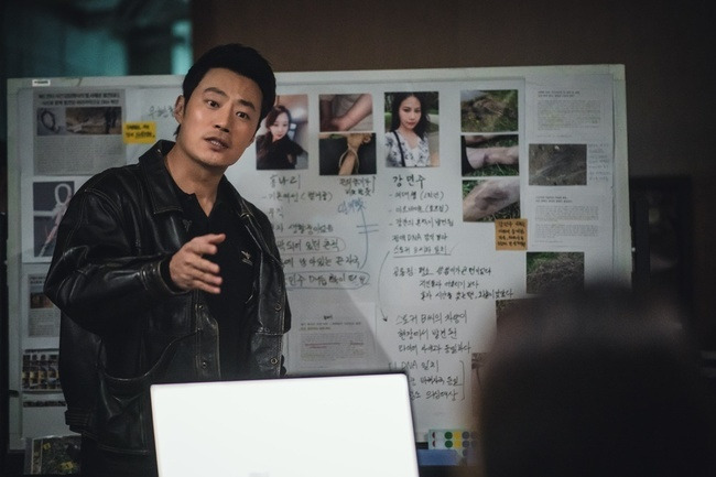 Mouse is raising expectations by foreshadowing a more intense reversal and the release of the second act, which will be a stir.TVNs tree drama Mouse (playplayplay Choi Ran/director Choi Jun-bae/production Highground, Studio Invictus) provides the charm of chewy Murder, She Wrote through a solid narrative structure and is firmly maintaining the top spot of 2049 ratings floating for men and women, which is the target of tvN.In the last 10 episodes, it was revealed that the brain of St. John (Kwon Hwa-un) was transplanted to Jeong Bah-reum (Lee Seung-ki) in the play, and the ending that Jeong Bah-reum did not control the uncontrollable violent impulse and finally committed Murder was shocked.Above all, in the last round, Jung Bah-rum and Ko Mu-chi (Lee Hee-jun) showed excellent Susa ability and identified Woo Hyung-cheol (Song Jae-hee) as the real criminal of the knot Murder case, but there were still some uncertain points regarding the case resolution, such as discovering the signature of St. John at the Murder site of Woo Hyung-cheol.Waiting for the Mouse late-late, which will attract viewers once again with a completely different atmosphere and Kahaani, I looked at the context of the Seven Bad Murder Event and Knot Murder Event and the Murder, She Wrote clues once more.A year ago, Predator, the so-called seven-year-old Murder case, which turned the world upside down, was concluded to be none other than St. John.Above all, Predator has shown his presence with a signature that makes Victims fingers point to Christian cross.But after St Johns death, another brutal Murder case happened, and the killer tied the arms of the Victims and performed a common way of tying the knots.Woo Jae-pil (Jeong Seok-yong), a former detective, confessed that he had done it, but he revealed that Woo Hyung-chul, the son of Woo Jae-pil, was the real criminal through a sharp Susa of Jung Barm and rubber teeth.Among them, St. Johns signature Christian cross mark appears again, raising questions about whether there is a real crime as claimed by simple imitation crime or Jung Bak-rum.Woo Hyung-chul, who was arrested as a suspect in the Murder case due to a joint venture between Jung Barm and Rubber, was released due to insufficient evidence, and again, high school girls Kim Jin-a and masseuse Mimi Murder case took place.Jung Barm, who found the scene where the two bodies were found, detected the mint scent that he was in charge of when he found the site of Grandmas Boy (Kim Young-ok) Murder and the church where he found the body of the rubber garden (Kim Young-jae), followed by the Christian cross necklace of the rubber garden, which was not found in the Predator who took the spoils of Victims every time I was surprised to find the broach of mas boy.But when the right eye was turned for a while, the two items disappeared from front of my eyes.Why did the traces of John, who died at the scene of the incident related to Woo Hyung-cheol, appear?Jung Ba-reum subtly captured the difference between the inside of St. Johns basement and the basement view reflected on the Gotman mask, which was used by Kim Han-guk (Kim Ha-eon), who was allegedly kidnapped by St. John.Moreover, Jung Bahm pointed out that St. John, who had taken the spoils of Victims every time after Murder, did not have a Grandmas Boy brooch and a rubber-crested Christian cross necklace, and hoped for the possibility that St. John would not be the real killer.Jung Ba-reum hoped that his transplanted brain was not of St. Johns, but eventually he remembered the memory of Songs death and despaired, saying, John was right.Then, the reason why the scenery of the two basements was different is that the second story of how to unfold the future of Jungbam, who finally opened his eyes to Murder instinct, is attracting attention.