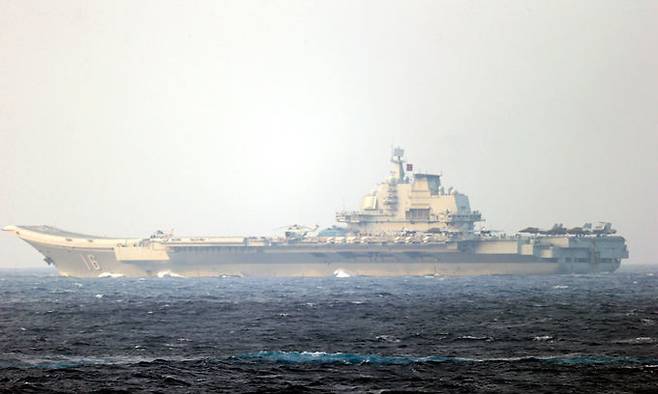 중국 해군의 랴오닝 항공모함이 지난 4일 일본 오키나와 인근 미야코해협을 통과해 태평양으로 향하는 모습. 이번 항해는 중국이 대만은 물론 미·일 양국까지 겨냥한 무력시위로 풀이된다. 일본 방위성 제공, 연합뉴스