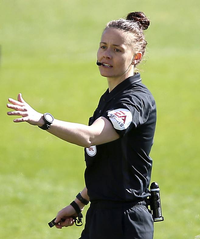 5일 영국 해러게이트에서 열린 해러게이트 타운=포트 베일의 잉글랜드 프로축구 리그2 경기에서 주심을 맡은 레베카 웰치 심판.  해러게이트 | AP연합뉴스