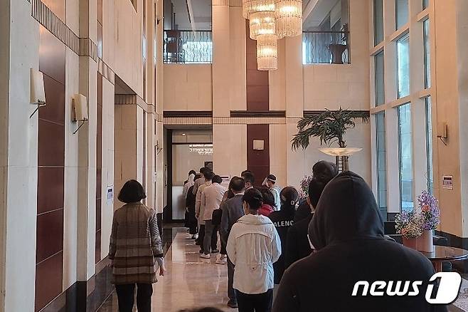 7일 오전 강남구 도곡동 타워팰리스에 마련된 투표소 앞에서 주민들이 줄을 서고 있다.2021.04.07© 뉴스1이승환 기자