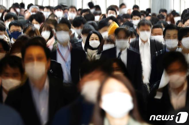 코로나19 감염 방지를 위해 마스크를 쓴 시민들이 도쿄에서 출근하고 있다. © 로이터=뉴스1