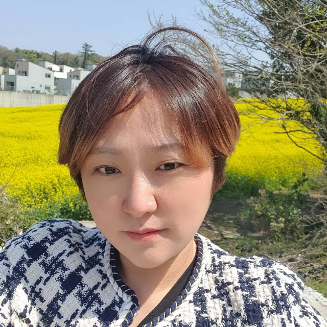 Actor Kim Hyun-Sook has revealed his Fidget heart before leaving Jeju Island.Kim Hyun-Sook wrote on his Instagram on the 7th, A rape flower field near the Jeju Island house.I am busy preparing for the move, but the flowers are still blooming and my mind is already Fidget. Kim Hyun-Sook, who showed off her sleek jawline with Diet, also showed off her charm by chicly digesting shortcuts.Kim Hyun-Sook recently appeared on KBS 2TV Sumi Sanjang and said that he was working between Jeju Island and Seoul after leaving his son to his parents in Secret Sunshine after divorce.However, recently, the news of the move, and the netizens asked, Are you leaving Jeju Island now? Kim Hyun-Sook said, I leave temporarily.Im going to where Son is, he replied.Meanwhile, Kim Hyun-Sook was saddened to hear the divorce news in December last year, six years after marriage.