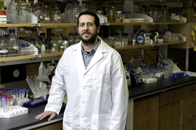 미국 텍사스대의 제이슨 맥렐란 교수. 메르스 백신 연구에서 축적한 정보를 이용해 백신에 쓸 수 있는 안정적인 구조의 스파이크 단백질을 개발했다./미 텍사스대