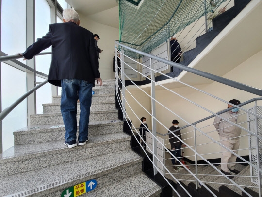 염창동 제2투표소 투표 모습. 협소한 공간에 유권자들이 계단에서 대기하는 모습이다. 디지털타임스 한기호 기자.