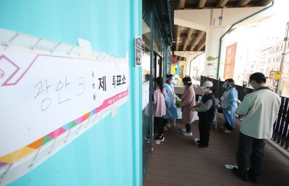 4·7 재보궐선거일인 7일 부산 수영구 비콘그라운드 1층에 마련된 광안3동 3투표소를 찾은 시민들이 투표를 하고 있다. 뉴스1
