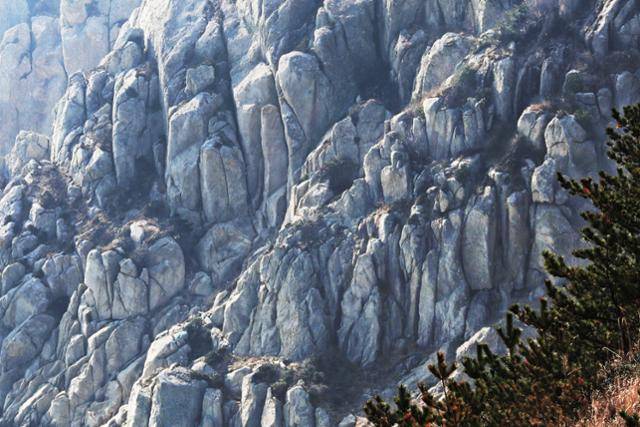 하조도 등대 옆의 만물상 바위. ⓒ박준규