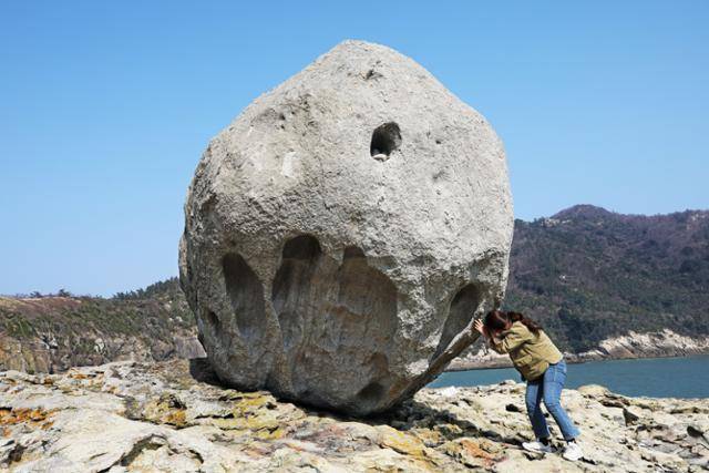 관매도 해안의 꽁돌. 마치 흔들바위 같아서 여행객마다 밀어 보지만 꿈쩍하지 않는다. ⓒ박준규