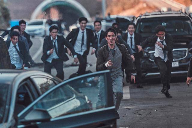 '낙원의 밤'은 익숙한 조폭 이야기인 듯하면서도 자기만의 색깔을 지녔다. 넷플릭스 제공