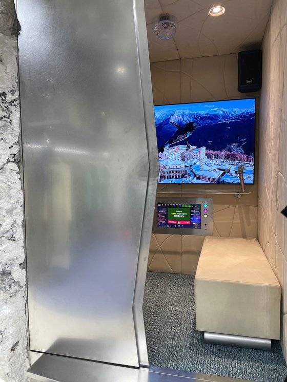 매장 한 가운데 놓인 탈의실의 문을 열면 노래방 기기 가운데 놓인 탈의실의 문을 열면 노래방 기계가 설치되어 있다. 유지연 기자