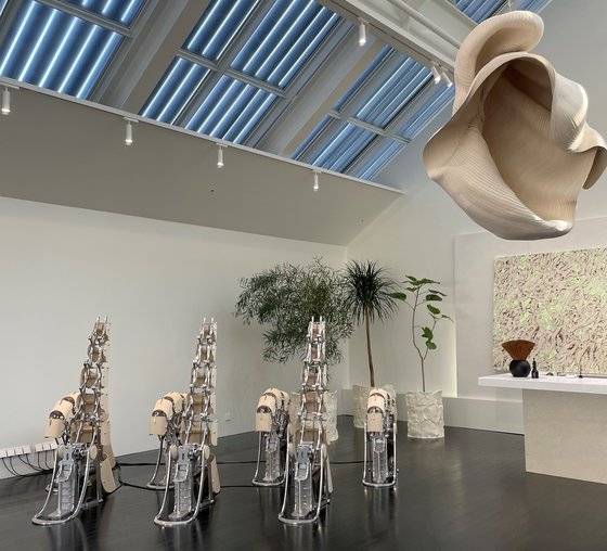 젠틀몬스터의 도산공원 매장에 설치된 로봇 팔. 바람에 흔들리는 갈대를 묘사했다. 배정원 기자