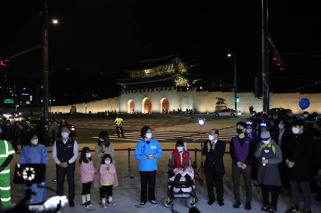 박영선 더불어민주당 서울시장 후보(가운데)가 6일 밤 광화문 앞에서 열린 마지막 유세에서 시민들의 발언을 듣고 있다. 박영선 캠프 제공