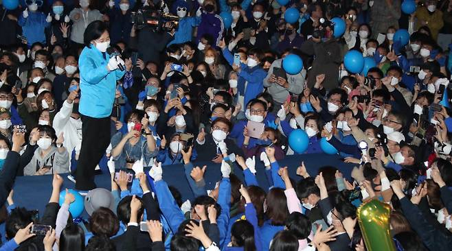 박영선 더불어민주당 서울시장 후보가 6일 오후 서울 마포구 서교동 상상마당 앞에서 열린 집중유세에서 지지자들에게 인사하고 있다. 국회사진기자단