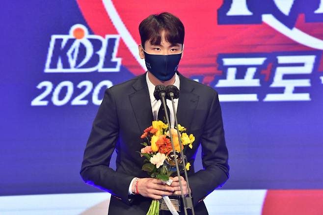 KCC 송교창이 7일 그랜드 인터컨티넨탈 서울 파르나스에서 열린 2020~2021 프로농구 정규리그 MVP를 수상한 뒤 소감을 말하고 있다. KBL 제공