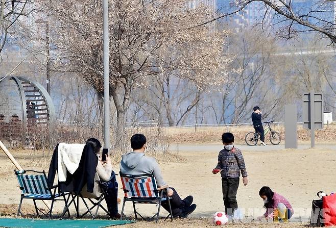 서울 여의도 한강공원을 찾은 시민들이 포근한 날씨를 즐기고 있다. 사진=박효상 기자 tina@kukinews.com