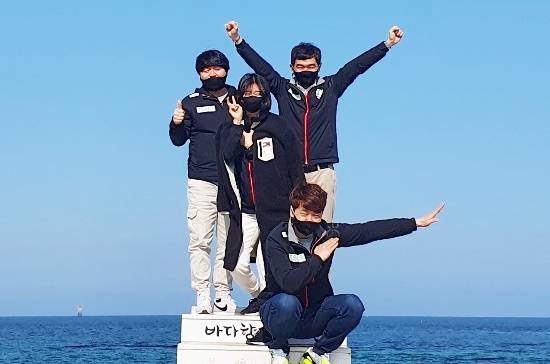 김남수 TS JDX 동료들과 기념 촬영