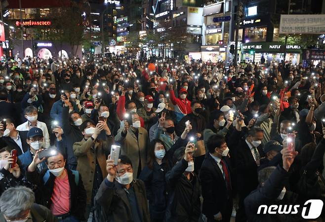 (서울=뉴스1) 신웅수 기자 = 6일 오후 서울 서대문구 현대백화점 유플렉스 앞에서 열린 오세훈 국민의힘 서울시장 후보 집중유세에서 지지자들이 휴대폰 플래시를 밝히고 있다. 2021.4.6/뉴스1