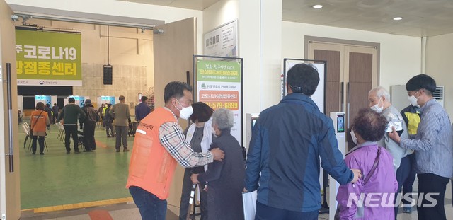 자원봉사자들이 남양주체육문화센터에 마련된 예방접종센터에서 시민들을 안내하고 있다. (사진=남양주시 제공)