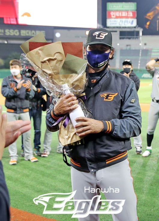 [사진] KBO 첫 승 후 꽃다발 받은 한화 카를로스 수베로 감독. / 한화 제공