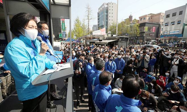 더불어민주당 박영선 서울시장 후보(왼쪽)가 4·7 재보궐선거를 하루 앞둔 6일 서울 서대문구 홍제역 앞 집중유세에서 지지를 호소하고 있다. 국회사진기자단